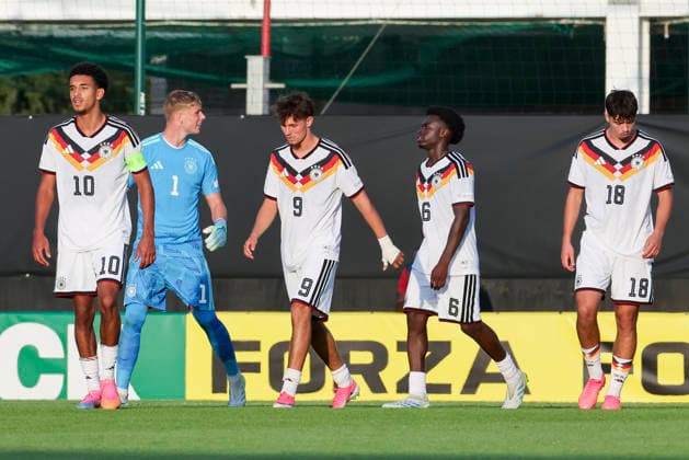 Francis Onyeka (Germany), Torhueter Florian Hellstern (Germany), Otto Stange (Germany), Boris Lum (Germany) und Mirza Catovic (Germany) schauen enttaeuscht, UEFA European Under-19 Championship 2026 Final, Spain v Germany, Racecourse Ground am 11. July 2026 in Wrexham, Vereinigtes Königreich. (Foto von Marco Steinbrenner DeFodi Images) Francis Onyeka (Germany), Torhueter Florian Hellstern (Germany), Otto Stange (Germany), Boris Lum (Germany) und Mirza Catovic (Germany) look dejected, UEFA European Under-19 Championship 2026 Final, Spain v Germany, Racecourse Ground, July 11, 2026 in Wrexham, United Kingdom. (Photo by Marco Steinbrenner DeFodi Images) - *** Francis Onyeka (Germany), goalkeeper Florian Hellstern (Germany), Otto Stange (Germany), Boris Lum (Germany), and Mirza Catovic (Germany) look disappointed, 2026 UEFA European Under-19 Championship Final, Spain vs. Germany, Racecourse Ground on July 11, 2026, in Wrexham, United Kingdom. Photo by Marco Steinbrenner, DeFodi Images. Francis Onyeka (Germany), goalkeeper Florian Hellstern (Germany), Otto Stange (Germany), Boris Lum (Germany), and Mirza Catovic (Germany) look dejected, UEFA European Under-19 Championship 2026 Final, Spain vs. Germany, Racecourse Ground, July 11, 2026, in Wrexham, United Kingdom. Photo by Marco Steinbrenner, DeFodi Images