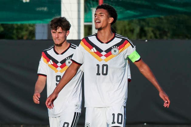 Otto Stange (Germany) und Francis Onyeka (Germany) schauen enttaeuscht, UEFA European Under-19 Championship 2026 Final, Spain v Germany, Racecourse Ground am 11. July 2026 in Wrexham, Vereinigtes Königreich. (Foto von Marco Steinbrenner DeFodi Images) Otto Stange (Germany) und Francis Onyeka (Germany) look dejected, UEFA European Under-19 Championship 2026 Final, Spain v Germany, Racecourse Ground, July 11, 2026 in Wrexham, United Kingdom. (Photo by Marco Steinbrenner DeFodi Images) - *** Otto Stange (Germany) and Francis Onyeka (Germany) look disappointed, 2026 UEFA European Under-19 Championship Final, Spain vs. Germany, Racecourse Ground on July 11, 2026, in Wrexham, United Kingdom. Photo by Marco Steinbrenner, DeFodi Images. Otto Stange (Germany) and Francis Onyeka (Germany) look dejected, UEFA European Under-19 Championship 2026 Final, Spain vs. Germany, Racecourse Ground, July 11, 2026, in Wrexham, United Kingdom. Photo by Marco Steinbrenner, DeFodi Images