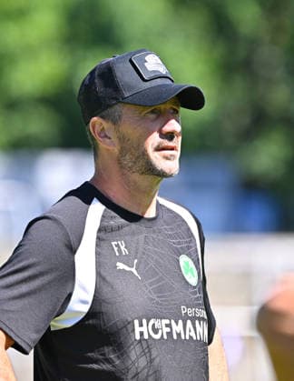 11.07.2026 - Fussball - Saison 2026 2027 - Testspiel Freundschaftsspiel - FC Eintracht Bamberg - SpVgg Greuther Fürth ( Kleeblatt ) - - Sportfoto Zink MeZi - xmexzix - regulations prohibit any use of photographs as image sequences and or quasi-video - only for editorial use - Frank Kackert (Torwarttrainer SpVgg Greuther Fürth ) vor Spielbeginn *** July 11, 2026 Soccer Season 2026–2027 Exhibition Match Friendly Match FC Eintracht Bamberg vs. SpVgg Greuther Fürth Kleeblatt Sports Photo by Zink MeZi xmexzix Regulations prohibit any use of photographs as image sequences and or quasi-video; for editorial use only. Frank Kackert, goalkeeper coach for SpVgg Greuther Fürth, before kickoff