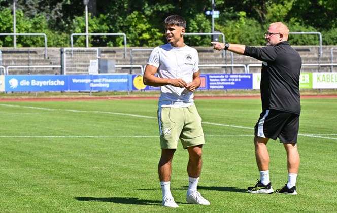 11.07.2026 - Fussball - Saison 2026 2027 - Testspiel Freundschaftsspiel - FC Eintracht Bamberg - SpVgg Greuther Fürth ( Kleeblatt ) - - Sportfoto Zink MeZi - xmexzix - regulations prohibit any use of photographs as image sequences and or quasi-video - only for editorial use - Aaron Keller (16, SpVgg Greuther Fürth ) Heiko Vogel ( Trainer SpVgg Greuther Fürth, rechts ) *** July 11, 2026 Soccer Season 2026–2027 Exhibition Match Friendly Match FC Eintracht Bamberg vs. SpVgg Greuther Fürth Kleeblatt Sports Photo by Zink MeZi xmexzix; regulations prohibit any use of photographs as image sequences and or quasi-video; for editorial use only. Aaron Keller 16, SpVgg Greuther Fürth: Heiko Vogel, coach of SpVgg Greuther Fürth, on the right