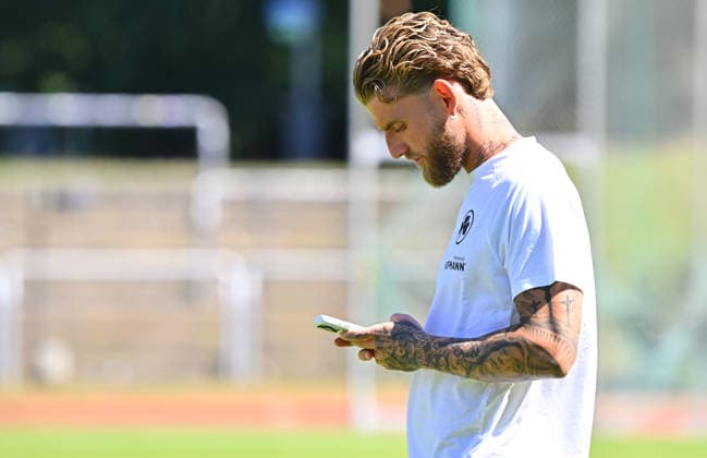 11.07.2026 - Fussball - Saison 2026 2027 - Testspiel Freundschaftsspiel - FC Eintracht Bamberg - SpVgg Greuther Fürth ( Kleeblatt ) - - Sportfoto Zink MeZi - xmexzix - regulations prohibit any use of photographs as image sequences and or quasi-video - only for editorial use - Ole Pohlmann (10, SpVgg Greuther Fürth ) vor Spielbeginn *** July 11, 2026 Soccer Season 2026–2027 Exhibition Match Friendly Match FC Eintracht Bamberg vs. SpVgg Greuther Fürth Kleeblatt Sports Photo by Zink MeZi xmexzix. Regulations prohibit any use of photographs as image sequences and or quasi-video; for editorial use only. Ole Pohlmann 10, SpVgg Greuther Fürth before kickoff