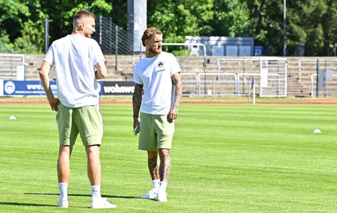 11.07.2026 - Fussball - Saison 2026 2027 - Testspiel Freundschaftsspiel - FC Eintracht Bamberg - SpVgg Greuther Fürth ( Kleeblatt ) - - Sportfoto Zink MeZi - xmexzix - regulations prohibit any use of photographs as image sequences and or quasi-video - only for editorial use - Doni Edon Arifi (28, SpVgg Greuther Fürth ) Ole Pohlmann (10, SpVgg Greuther Fürth, rechts ) vor Spielbeginn *** July 11, 2026 Soccer Season 2026–2027 Exhibition Match Friendly Match FC Eintracht Bamberg vs. SpVgg Greuther Fürth Kleeblatt Sports Photo by Zink MeZi xmexzix; regulations prohibit any use of photographs as image sequences and or quasi-video; for editorial use only. Doni Edon Arifi, 28, SpVgg Greuther Fürth; Ole Pohlmann, 10, SpVgg Greuther Fürth, on the right before kickoff