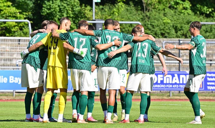 11.07.2026 - Fussball - Saison 2026 2027 - Testspiel Freundschaftsspiel - FC Eintracht Bamberg - SpVgg Greuther Fürth ( Kleeblatt ) - - Sportfoto Zink MeZi - xmexzix - regulations prohibit any use of photographs as image sequences and or quasi-video - only for editorial use - Teamkreis Mannschaft Team Fürth vor Spielbeginn - Felix Klaus (30, SpVgg Greuther Fürth, rechts ) Kapitän Spielführer Mannschaftskapitän *** July 11, 2026 Soccer Season 2026–2027 Exhibition Match Friendly Match FC Eintracht Bamberg vs. SpVgg Greuther Fürth Kleeblatt Sports Photo by Zink MeZi xmexzix Regulations prohibit any use of photographs as image sequences and or quasi-video; for editorial use only. Team Circle Fürth team before kickoff: Felix Klaus, 30, SpVgg Greuther Fürth, on the right—captain, team captain