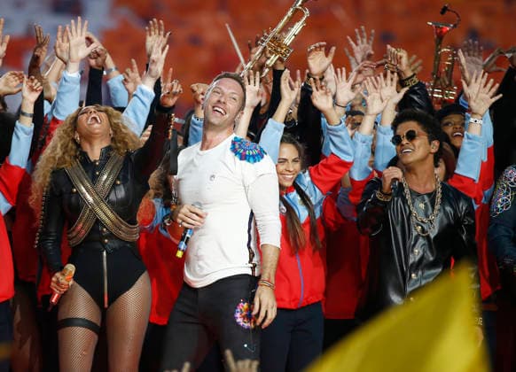 epaselect USA AMERICAN FOOTBALL SUPER BOWL Super Bowl 50 epaselect epa05149019 (L-R) Beyonce, Chris Martin and Bruno Mars perform during the halftime show of the NFL, American Football Herren, USA s Super Bowl 50 between the AFC Champion Denver Broncos and the NFC Champion Carolina Panthers at Levi s Stadium in Santa Clara, California, USA, 07 February 2016. SANTA CLARA United States  Copyright: xTANNENxMAURYx