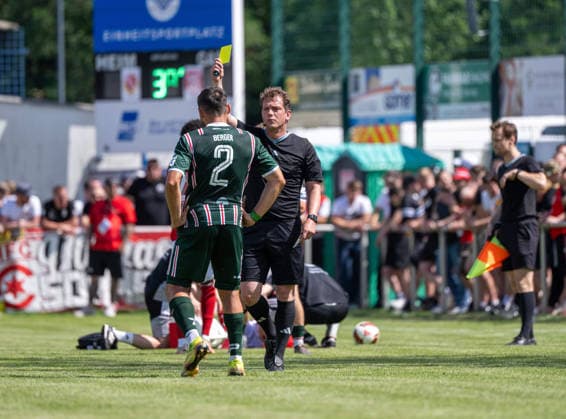 Fußball, Herren, Testspiel, Saison 2026 2027, Hallescher FC - FC Energie Cottbus in Finsterwalde, Schiedsrichter Marcel Riemer zeigt Robert Berger (Halle) die gelbe Karte, 11.07. 2026, *** Soccer, Men s, Friendly Match, 2026–2027 Season, Hallescher FC vs. FC Energie Cottbus in Finsterwalde, Referee Marcel Riemer shows Robert Berger (Halle) a yellow card, July 11, 2026, Copyright: xSebastianxRäppold MatthiasxKochx