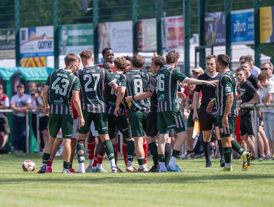 Fußball, Herren, Testspiel, Saison 2026 2027, Hallescher FC - FC Energie Cottbus in Finsterwalde, Rudelbildung nach einem Foul von Robert Berger (Halle), 11.07. 2026, *** Soccer, Men s, Friendly Match, 2026–2027 Season, Hallescher FC vs. FC Energie Cottbus in Finsterwalde, a scuffle breaks out after a foul by Robert Berger of Halle, July 11, 2026, Copyright: xSebastianxRäppold MatthiasxKochx