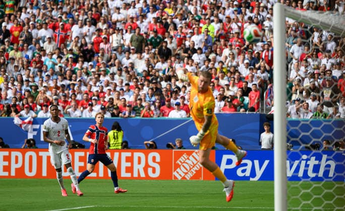 11 July 2026 - Norway v England - Miami Stadium- Quarter Final - 2026 World Cup - USA. 11 July 2026 - Norway v England - Miami Stadium- Quarter Final - 2026 World Cup - USA. Andreas Schjelderup shoots and scores his first half winder goal. Picture : Mark Pain MIAMI USA  Copyright: xMarkxPainx
