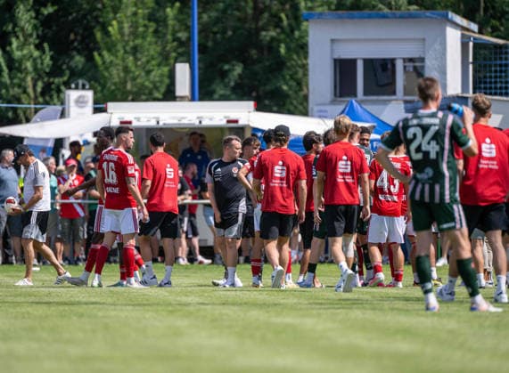 Fußball, Herren, Testspiel, Saison 2026 2027, Hallescher FC - FC Energie Cottbus in Finsterwalde, nach einer rassistischen Beleidigung ausgehend von einem Fan des HFC wurde das Spiel Mitte der zweiten Halbzeit abgebrochen, im Bild: Cottbus verlässt geschlossen den Platz, 11.07. 2026, *** Soccer, Men s, Friendly Match, 2026–2027 Season, Hallescher FC vs. FC Energie Cottbus in Finsterwalde; following a racist slur from an HFC fan, the game was called off midway through the second half; pictured: the Cottbus team walks off the field en masse, July 11, 2026, Copyright: xSebastianxRäppold MatthiasxKochx