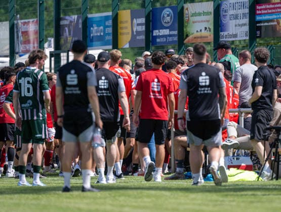 Fußball, Herren, Testspiel, Saison 2026 2027, Hallescher FC - FC Energie Cottbus in Finsterwalde, nach einer rassistischen Beleidigung ausgehend von einem Fan des HFC wurde das Spiel Mitte der zweiten Halbzeit abgebrochen, im Bild: King Manu (Energie Cottbus), Justin Butler (Energie Cottbus) und Anderson Lucoqui (Energie Cottbus) stellen den Fan, es bildet sich eine Menschenmenge, 11.07. 2026, *** Soccer, Men s, Friendly Match, 2026–2027 Season, Hallescher FC vs. FC Energie Cottbus in Finsterwalde; following a racist slur from an HFC fan, the game was called off midway through the second half. Pictured: King Manu (Energie Cottbus), Justin Butler (Energie Cottbus), and Anderson Lucoqui (Energie Cottbus) confront the fan, a crowd gathers, July 11, 2026, Copyright: xSebastianxRäppold MatthiasxKochx