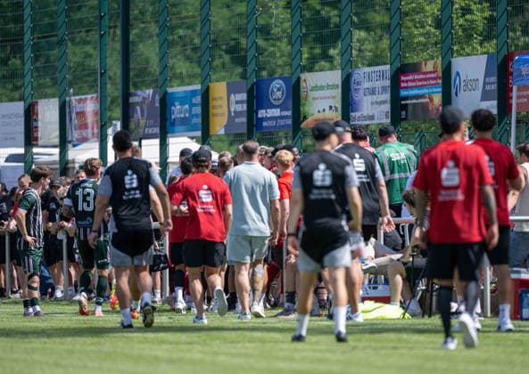 Fußball, Herren, Testspiel, Saison 2026 2027, Hallescher FC - FC Energie Cottbus in Finsterwalde, nach einer rassistischen Beleidigung ausgehend von einem Fan des HFC wurde das Spiel Mitte der zweiten Halbzeit abgebrochen, im Bild: King Manu (mittig, Energie Cottbus) stellt den Fan, es bildet sich eine Menschenmenge, 11.07. 2026, *** Soccer, Men s, Friendly Match, 2026–2027 Season, Hallescher FC vs. FC Energie Cottbus in Finsterwalde; following a racist slur from an HFC fan, the game was called off midway through the second half; pictured is King Manu in the center; Energie Cottbus identifies the fan; a crowd gathers; July 11, 2026, Copyright: xSebastianxRäppold MatthiasxKochx