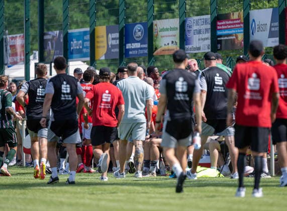 Fußball, Herren, Testspiel, Saison 2026 2027, Hallescher FC - FC Energie Cottbus in Finsterwalde, nach einer rassistischen Beleidigung ausgehend von einem Fan des HFC wurde das Spiel Mitte der zweiten Halbzeit abgebrochen, im Bild: King Manu (mittig, Energie Cottbus) stellt den Fan, es bildet sich eine Menschenmenge, 11.07. 2026, *** Soccer, Men s, Friendly Match, 2026–2027 Season, Hallescher FC vs. FC Energie Cottbus in Finsterwalde; following a racist slur from an HFC fan, the game was called off midway through the second half; pictured is King Manu in the center; Energie Cottbus identifies the fan; a crowd gathers; July 11, 2026, Copyright: xSebastianxRäppold MatthiasxKochx