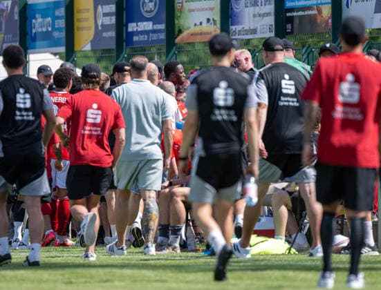 Fußball, Herren, Testspiel, Saison 2026 2027, Hallescher FC - FC Energie Cottbus in Finsterwalde, nach einer rassistischen Beleidigung ausgehend von einem Fan des HFC wurde das Spiel Mitte der zweiten Halbzeit abgebrochen, im Bild: King Manu (mittig, Energie Cottbus) stellt den Fan, es bildet sich eine Menschenmenge, 11.07. 2026, *** Soccer, Men s, Friendly Match, 2026–2027 Season, Hallescher FC vs. FC Energie Cottbus in Finsterwalde; following a racist slur from an HFC fan, the game was called off midway through the second half; pictured: King Manu in the center; Energie Cottbus identifies the fan; a crowd gathers; July 11, 2026, Copyright: xSebastianxRäppold MatthiasxKochx