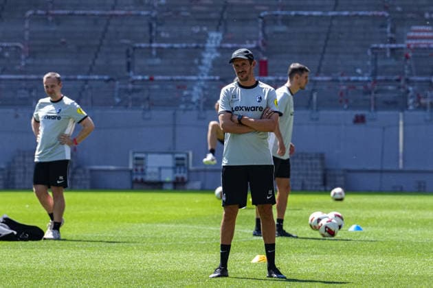 Trainingsauftakt: SC Freiburg, 12.07.2026 Julian Schuster (SC Freiburg, Trainer) beim beobachten Trainingsauftakt: SC Freiburg, Europa-Park-Stadion, 12.07.2026 DFB DFL REGULATIONS PROHIBIT ANY USE OF PHOTOGRAPHS AS IMAGE SEQUENCES AND OR QUASI-VIDEO. *** SC Freiburg Training Kickoff, July 12, 2026: Julian Schuster, SC Freiburg coach, watching the training kickoff at Europa-Park Stadium, July 12, 2026 DFB and DFL regulations prohibit any use of photographs as image sequences and or quasi-video. Copyright: xBEAUTIFULxSPORTS Boscox