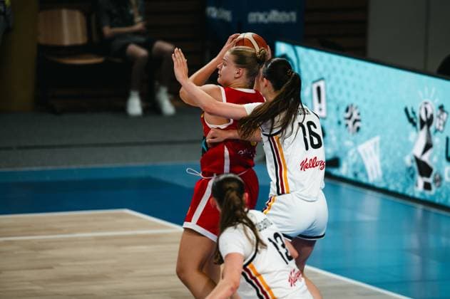 RECORD DATE NOT STATED Mathilda Haensch ( 16; Deutschland) verteidigt aggressiv gegen eine Spielerin von Espana, die mit dem Ball zum Wurf ansetzt. Im Vordergrund greift eine weitere deutsche Spielerin ( 13) ins Geschehen ein. Mathilda Haensch ( 16; Deutschland) im Zweikampf gegen Espana *** Mathilda Haensch (16), Germany, defends aggressively against a Spanish player who is preparing to shoot with the ball. In the foreground, another German player (13) steps in to help. Mathilda Haensch (16), Germany, in a one-on-one battle against Spain Copyright: xJoelxKruehlerx