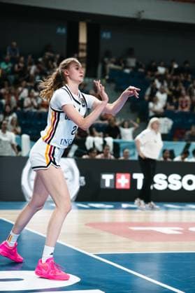 RECORD DATE NOT STATED Eine Spielerin des Deutschland im weißen Trikot gibt einen Pass nach dem Wurf in der Starez Arena Vodova in Brno. Im Hintergrund verfolgen zahlreiche Zuschauer das Spiel. Deutschland – Spielerin beim Pass in der Starez Arena *** A German player in a white jersey passes the ball after a shot at the Starez Arena Vodova in Brno. In the background, numerous spectators watch the Germany game—a player passing the ball at the Starez Arena Copyright: xJoelxKruehlerx