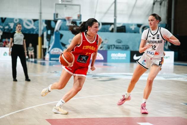 RECORD DATE NOT STATED Sandra Davila ( 17; Espana) treibt den Ball in Richtung Korb und zieht an Lara Gierlich ( 12; Deutschland) vorbei. Im Hintergrund beobachtet eine Schiedsrichterin die Szene. Sandra Davila ( 17; Espana) im Dribbling gegen Lara Gierlich ( 12; Deutschland) *** Sandra Davila, No. 17, Spain, drives the ball toward the basket and passes Lara Gierlich, No. 12, Germany. In the background, a referee watches the play as Sandra Davila, No. 17, Spain, dribbles past Lara Gierlich, No. 12, Germany. Copyright: xJoelxKruehlerx