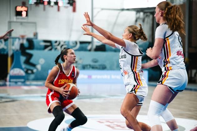 RECORD DATE NOT STATED Eine Spielerin von Espana treibt den Ball in die Zone und sucht eine Angriffslösung gegen zwei Verteidigerinnen von Deutschland. Die Szene zeigt intensiven Körperkontakt und ausgestreckte Arme der deutschen Abwehrspielerinnen. Espana-Spielerin im Zweikampf gegen Deutschland *** A player from Spain drives the ball into the zone and looks for a scoring opportunity against two German defenders. The scene shows intense physical contact and the German defenders outstretched arms. A Spain player in a one-on-one matchup against Germany. Copyright: xJoelxKruehlerx