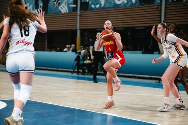 RECORD DATE NOT STATED Paula Valenzuela ( 4; Espana) treibt mit dem Ball in Richtung Korb und zieht an der deutschen Abwehr vorbei. Nele Prowaznik ( 18; Deutschland) versucht den Weg zu versperren. Paula Valenzuela ( 4; Espana) zieht zum Korb gegen Deutschland *** Paula Valenzuela (4, Spain) drives toward the basket with the ball and gets past the German defense. Nele Prowaznik (18, Germany) tries to block her path. Paula Valenzuela (4, Spain) drives toward the basket against Germany. Copyright: xJoelxKruehlerx