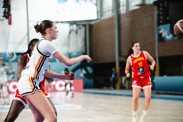 RECORD DATE NOT STATED Eine Spielerin des Deutschland führt einen Pass aus, während Sandra Davila ( 17; Espana) im Hintergrund positioniert ist. Der Ball ist rechts im Bild sichtbar. Deutschland vs. Espana – Passaktion in der Starez Arena Brno *** A player from Germany makes a pass while Sandra Davila (No. 17, Spain) is positioned in the background. The ball is visible on the right side of the picture. Germany vs. Spain – Passing play at Starez Arena Brno Copyright: xJoelxKruehlerx