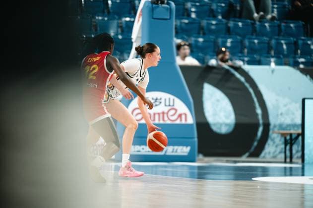 RECORD DATE NOT STATED Eine Spielerin des Deutschland dribbelt den Ball unter Druck von Trinity Ezeanatogu ( 12; Espana) in der Starez Arena Vodova in Brno. Beide Spielerinnen sind in tiefer Verteidigungsposition. Zweikampf zwischen Deutschland und Espana beim Dribbling *** A player from Germany dribbles the ball under pressure from Trinity Ezeanatogu (No. 12, Spain) at the Starez Arena Vodova in Brno. Both players are in deep defensive positions. A one-on-one battle between Germany and Spain during a dribble. Copyright: xJoelxKruehlerx