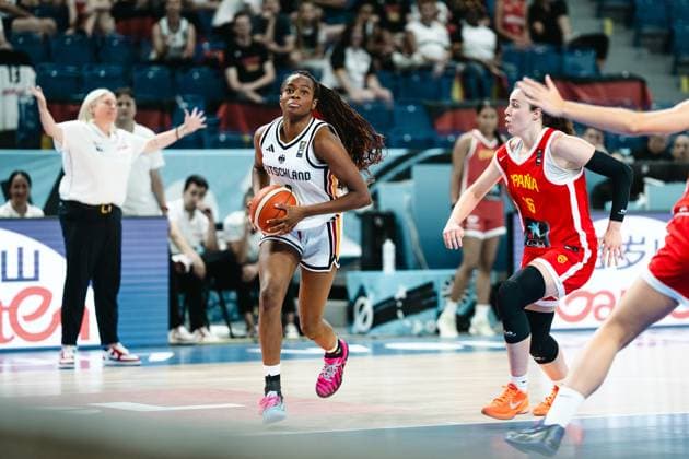 RECORD DATE NOT STATED Moescha Feunou Bakam ( 6; Deutschland) treibt den Ball mit Tempo in Richtung Korb, während Ana Maria Hernanz ( 16; Espana) als Verteidigerin mitläuft. Im Hintergrund reagiert eine Trainerin auf der Seitenlinie. Moescha Feunou Bakam ( 6; Deutschland) im Angriff gegen Espana *** Moescha Feunou Bakam 6 of Germany drives the ball toward the basket at a fast pace, while Ana Maria Hernanz 16 of Spain follows her as a defender. In the background, a coach reacts from the sideline as Moescha Feunou Bakam 6 of Germany attacks the basket against Spain. Copyright: xJoelxKruehlerx