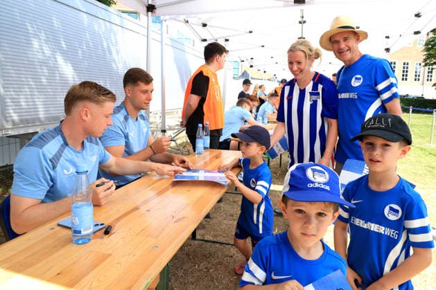 DEU, DFL, 2. FBL Hertha BSC, Saisoneroeffnung, 12.07.2026, Sportforum, Berlin, DEU, DFL, 2. FBL Hertha BSC, Saisoneroeffnung, Hertha-Spieler, Hertha-BSC Fans, Julian Eitschberger (Hertha BSC Berlin 2), Tjark Ernst (Hertha BSC Berlin 1) DFL - regulations prohibit any use of Photographs as image sequences and or quasi-video *** GER, DFL, 2nd Bundesliga Hertha BSC, Season Opener, July 12, 2026, Sportforum, Berlin, GER, DFL, 2nd Bundesliga Hertha BSC, Season Opener, Hertha Players, Hertha BSC Fans, Julian Eitschberger Hertha BSC Berlin 2, Tjark Ernst Hertha BSC Berlin 1. DFL regulations prohibit any use of photographs as image sequences and or quasi-video. Nordphotox xEngler nph00076