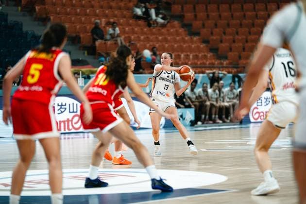 RECORD DATE NOT STATED Mia Wiegand ( 13; Deutschland) behauptet den Ball im Zentrum und sucht eine Anspielstation, umgeben von zwei Spielerinnen Espanas. Die Szene findet in der Starez Arena Vodova in Brno statt. Mia Wiegand ( 13; Deutschland) im Angriff gegen Espana *** Mia Wiegand, No. 13, Germany, holds onto the ball in the center and looks for a teammate to pass to, surrounded by two Spanish players. The scene takes place at the Starez Arena Vodova in Brno. Mia Wiegand, No. 13, Germany, on the attack against Spain Copyright: xJoelxKruehlerx