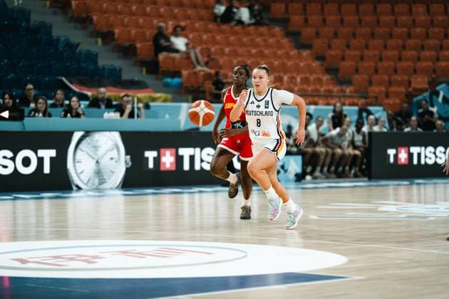 RECORD DATE NOT STATED Darina Zraychenko ( 8; Deutschland) treibt den Ball im Fastbreak voran, eine Spielerin von Espana setzt ihr nach. Der Basketball ist im Bild sichtbar, im Hintergrund sind Zuschauer und die Tissot-Bandenwerbung zu sehen. Darina Zraychenko ( 8; Deutschland) im Fastbreak gegen Espana *** Darina Zraychenko 8 of Germany drives the ball up the court on a fast break; a player from Spain is chasing her. The basketball is visible in the frame; spectators and the Tissot sideline advertisement can be seen in the background. Darina Zraychenko 8 of Germany on a fast break against Spain Copyright: xJoelxKruehlerx