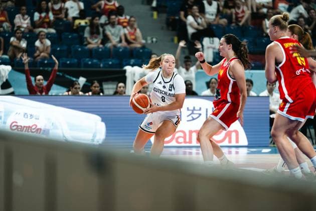 RECORD DATE NOT STATED Darina Zraychenko ( 8; Deutschland) treibt den Ball mit Körpereinsatz durch die Abwehr von Espana. Zwei spanische Spielerinnen stellen sie unter Druck, während das Publikum in der Starez Arena Vodova in Brno die Szene verfolgt. Darina Zraychenko ( 8; Deutschland) im Dribbling gegen Espana *** Darina Zraychenko 8 of Germany drives the ball through Espana s defense, using her body to her advantage. Two Spanish players put pressure on her, while the crowd at Starez Arena Vodova in Brno watches the action. Darina Zraychenko 8 of Germany dribbles against Espana Copyright: xJoelxKruehlerx