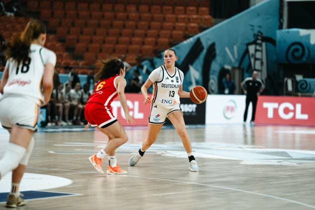 RECORD DATE NOT STATED Mia Wiegand ( 13; Deutschland) treibt den Ball in der Offensive und sucht den Weg am spanischen Gegenspieler ( 6; Espana) vorbei. Im Hintergrund ist Silvia Heide ( 18; Deutschland) als weitere Option zu sehen. Mia Wiegand ( 13; Deutschland) im Dribbling gegen Espana *** Mia Wiegand (13, Germany) drives the ball up the court and looks to get past her Spanish opponent (No. 6, Spain). In the background, Silvia Heide (18, Germany) is visible as another option. Mia Wiegand (13, Germany) dribbles against Spain. Copyright: xJoelxKruehlerx