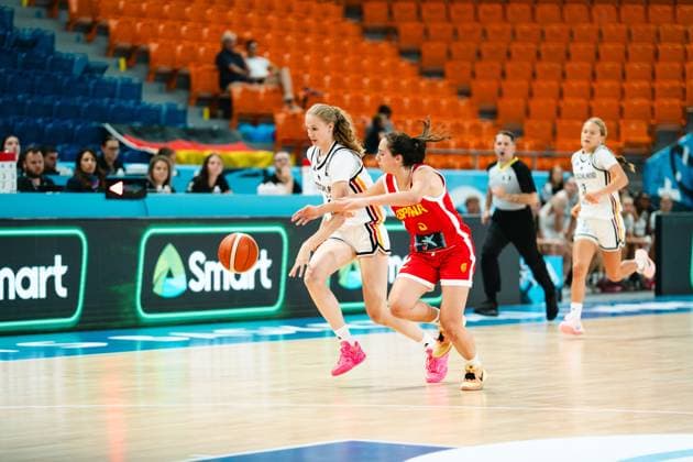 RECORD DATE NOT STATED Eine Spielerin des Deutschland kämpft im Dribbling gegen eine Spielerin von Espana ( 5) um den Ball in der Starez Arena Vodova in Brno. Im Hintergrund läuft eine weitere deutsche Spielerin ( 3) mit ins Spiel. Zweikampf um den Ball zwischen Deutschland und Espana beim Deutschland *** A German player battles for the ball against a player from Espana 5 while dribbling at the Starez Arena Vodova in Brno. In the background, another German player (No. 3) is running into the play. A battle for the ball between Germany and Espana during the Germany Copyright: xJoelxKruehlerx