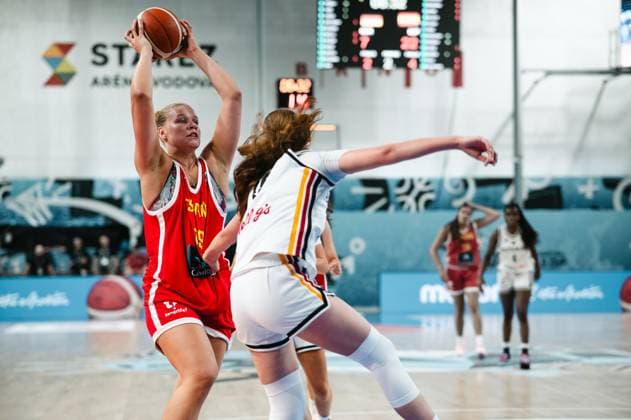 RECORD DATE NOT STATED Anna Smykovskaia ( 19; Espana) geht mit dem Ball hoch zum Wurf, während eine Spielerin von Deutschland den Arm ausstreckt und den Abschluss zu blocken versucht. Im Hintergrund sind weitere Spielerinnen beider Teams auf dem Parkett der Starez Arena Vodova in Brno zu sehen. Anna Smykovskaia ( 19; Espana) im Wurf gegen Deutschland *** Anna Smykovskaia, No. 19 from Spain, jumps up with the ball to take a shot, while a player from Germany reaches out her arm and tries to block the shot. In the background, other players from both teams can be seen on the court at Starez Arena Vodova in Brno. Anna Smykovskaia, No. 19, Spain, takes a shot against Germany. Copyright: xJoelxKruehlerx