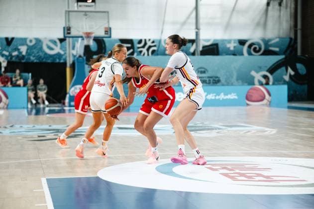 RECORD DATE NOT STATED Leonie Pfanzelt ( 3; Deutschland) und eine Mitspielerin stellen eine Spielerin von Espana beim Ballführen in der Starez Arena Vodova in Brno. Die Spanierin kämpft unter starkem Druck um den Ball. Leonie Pfanzelt ( 3; Deutschland) im Zweikampf gegen Espana *** Leonie Pfanzelt 3 (Germany) and a teammate mark a player from Spain as she dribbles at the Starez Arena Vodova in Brno. The Spanish player fights for the ball under heavy pressure. Leonie Pfanzelt 3 (Germany) in a one-on-one battle against Spain Copyright: xJoelxKruehlerx