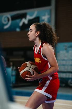 RECORD DATE NOT STATED Eine Spielerin von Espana hält den Basketball beidhändig und bereitet einen Wurf vor. Die Aufnahme entstand in der Starez Arena Vodova in Brno. Spielerin von Espana beim Wurfansatz mit Ball *** A player from Espana holds the basketball with both hands and prepares to shoot. The photo was taken at the Starez Arena Vodova in Brno. A player from Espana prepares to shoot with the ball. Copyright: xJoelxKruehlerx
