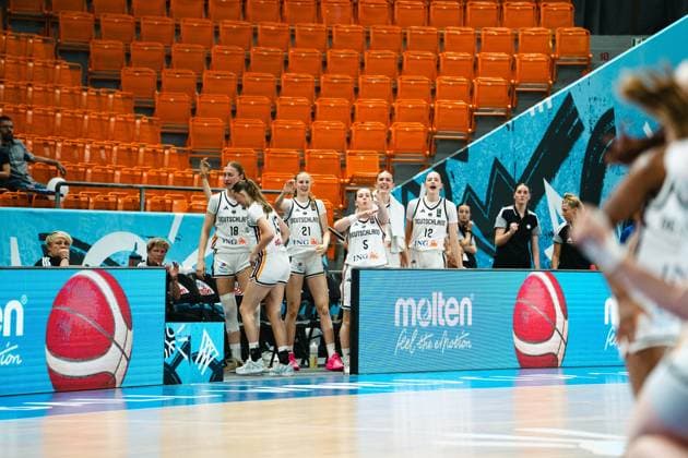 RECORD DATE NOT STATED Mehrere Spielerinnen des Deutschland stehen aufgeregt an der Seitenlinie und verfolgen das Spielgeschehen in der Starez Arena Vodova in Brno. Nele Prowaznik ( 18), Frederike Askamp ( 14), Leni Schramm-Bunni ( 21), Linda Thimm ( 5) und Lara Gierlich ( 12) feuern ihr Team lautstark an. Deutschland – Bank fiebert mit beim Spiel in Brno *** Several members of the German women’s team stand excitedly on the sidelines, watching the game unfold at the Starez Arena Vodova in Brno: Nele Prowaznik (18), Frederike Askamp (14), Leni Schramm Bunni (21), Linda Thimm (5), and Lara Gierlich (12) are cheering loudly for their team. The German bench is on the edge of their seats during the game in Brno. Copyright: xJoelxKruehlerx