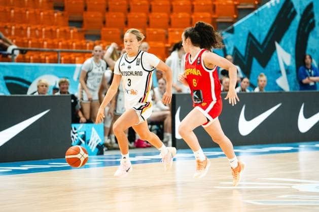 RECORD DATE NOT STATED Leonie Pfanzelt ( 3; Deutschland) treibt den Ball im Dribbling voran, während Carla Cherry ( 6; Espana) als Verteidigerin mitläuft. Die Szene findet in der Starez Arena Vodova in Brno statt. Leonie Pfanzelt ( 3; Deutschland) im Dribbling gegen Espana *** Leonie Pfanzelt (3), Germany, dribbles the ball forward while Carla Cherry (6), Spain, follows her as a defender. The scene takes place at the Starez Arena Vodova in Brno. Leonie Pfanzelt (3), Germany, dribbles against Spain. Copyright: xJoelxKruehlerx