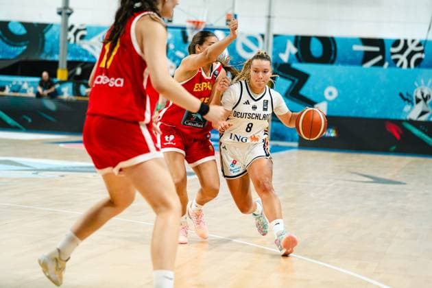 RECORD DATE NOT STATED Darina Zraychenko ( 8; Deutschland) treibt den Ball in einem dynamischen Drive an zwei Spielerinnen Espanas vorbei. Die Szene zeigt intensiven Körperkontakt im Zweikampf in der Starez Arena Vodova in Brno. Darina Zraychenko ( 8; Deutschland) dribbelt durch Spaniens Abwehr *** Darina Zraychenko (No. 8), Germany, drives past two Spanish players with a dynamic run. The scene shows intense physical contact during a one-on-one battle at the Starez Arena Vodova in Brno. Darina Zraychenko (No. 8), Germany, dribbles through Spain s defense. Copyright: xJoelxKruehlerx