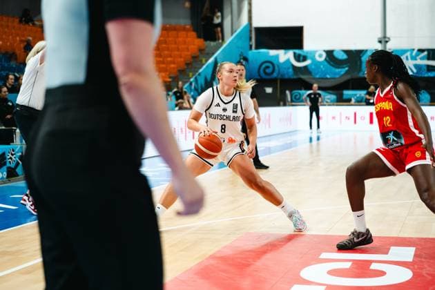 RECORD DATE NOT STATED Darina Zraychenko ( 8; Deutschland) treibt den Ball in der Starez Arena Vodova in Brno und sucht eine Angriffsmöglichkeit gegen Trinity Ezeanatogu ( 12; Espana). Eine Schiedsrichterin ist im Vordergrund unscharf zu sehen. Darina Zraychenko ( 8; Deutschland) im Angriff gegen Espana *** Darina Zraychenko 8 (Germany) drives the ball at the Starez Arena Vodova in Brno and looks for an opportunity to attack against Trinity Ezeanatogu 12 (Spain). A female referee can be seen out of focus in the foreground. Darina Zraychenko 8 (Germany) on the attack against Spain Copyright: xJoelxKruehlerx