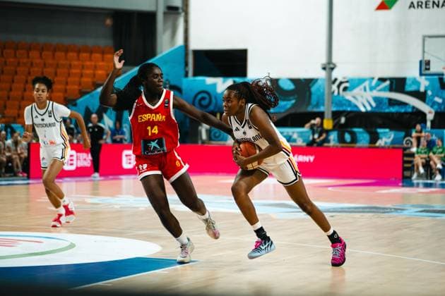 RECORD DATE NOT STATED Elizabeth Abubakar ( 14; Espana) stellt eine Spielerin von Deutschland unter Druck, die mit dem Ball zum Korb zieht. Im Hintergrund läuft eine weitere Deutschland-Spielerin ins Bild. Elizabeth Abubakar ( 14; Espana) verteidigt gegen Deutschland-Spielerin im Zweikampf *** Elizabeth Abubakar (14, Spain) puts pressure on a German player who is driving toward the basket with the ball. In the background, another German player runs into the frame. Elizabeth Abubakar (14, Spain) defends against a German player in a one-on-one situation. Copyright: xJoelxKruehlerx