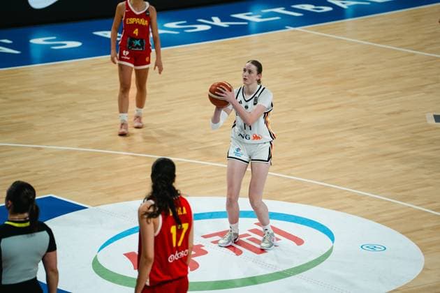 RECORD DATE NOT STATED Eine Spielerin des Deutschland hält den Basketball in Wurfposition und visiert den Korb an. Sandra Davila ( 17; Espana) steht mit dem Rücken zur Kamera im Vordergrund, im Hintergrund ist Paula Valenzuela ( 4; Espana) zu sehen. Deutschland: Freiwurf-Situation im Spiel gegen Espana *** A player from Germany holds the basketball in a shooting position and aims at the basket. Sandra Davila (17, Spain) stands with her back to the camera in the foreground; Paula Valenzuela (4, Spain) can be seen in the background. Germany has a free throw opportunity in the game against Spain. Copyright: xJoelxKruehlerx