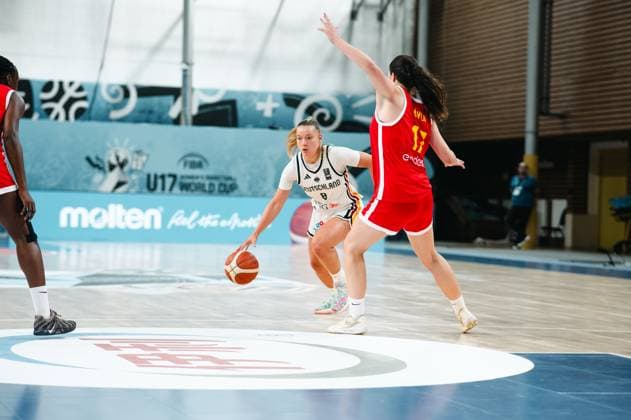RECORD DATE NOT STATED Darina Zraychenko ( 8; Deutschland) treibt den Ball am Mittelkreis der Starez Arena Vodova in Brno und sucht den Weg an der spanischen Verteidigerin ( 17; Espana) vorbei. Eine weitere Spielerin Spaniens steht links im Bild. Darina Zraychenko ( 8; Deutschland) im Dribbling gegen Espana *** Darina Zraychenko (8), Germany, drives the ball from the center circle at Starez Arena Vodova in Brno and looks to get past the Spanish defender (17), Espana. Another Spanish player is on the left side of the picture. Darina Zraychenko (8), Germany, dribbles against Espana. Copyright: xJoelxKruehlerx