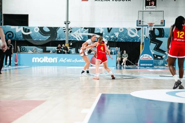 RECORD DATE NOT STATED Paula Valenzuela ( 4; Espana) setzt sich im Eins-gegen-eins gegen eine Spielerin des Deutschland in der Starez Arena Vodova in Brno durch. Im Hintergrund ist das Korb-Brett sowie die Anzeigetafel mit dem Stand 19 zu sehen. Paula Valenzuela ( 4; Espana) im Zweikampf gegen Deutschland *** Paula Valenzuela 4 (Spain) prevails in a one-on-one matchup against a player from Germany at the Starez Arena Vodova in Brno. In the background, the backboard and the scoreboard showing a score of 19 can be seen. Paula Valenzuela 4 (Spain) in a one-on-one matchup against Germany Copyright: xJoelxKruehlerx