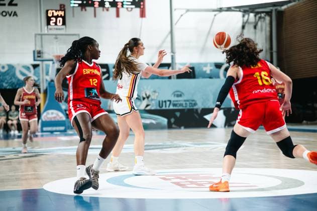 RECORD DATE NOT STATED Eine Spielerin des Deutschland gibt einen Pass ab, während Trinity Ezeanatogu ( 12; Espana) und Ana Maria Hernanz ( 16; Espana) den Angriff verteidigen. Der Ball ist in der Luft, die Szene spielt sich im Mittelkreis der Starez Arena Vodova in Brno ab. Ana Maria Hernanz ( 16; Espana) und Trinity Ezeanatogu ( 12; Espana) im Zweikampf beim FIBA U17, U 17 Women s Basketball World Cup *** A player from Germany makes a pass while Trinity Ezeanatogu 12 (Spain) and Ana Maria Hernanz 16 (Spain) defend the attack. The ball is in the air, the scene takes place in the center circle of the Starez Arena Vodova in Brno. Ana Maria Hernanz (No. 16, Spain) and Trinity Ezeanatogu (No. 12, Spain) go head-to-head during the FIBA U17 Women’s Basketball World Cup. Copyright: xJoelxKruehlerx