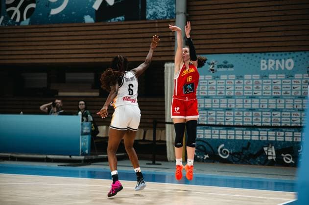 RECORD DATE NOT STATED Ana Maria Hernanz ( 16; Espana) springt zum Wurf und wird von Moescha Feunou Bakam ( 6; Deutschland) geblockt. Die Szene findet in der Starez Arena Vodova in Brno statt. Ana Maria Hernanz ( 16; Espana) beim Sprungwurf gegen Deutschland *** Ana Maria Hernanz, 16, from Spain, jumps for a shot and is blocked by Moescha Feunou Bakam, 6, from Germany. The scene takes place at the Starez Arena Vodova in Brno. Ana Maria Hernanz, 16, from Spain, attempts a jump shot against Germany. Copyright: xJoelxKruehlerx