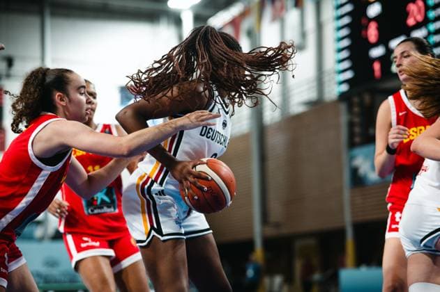 RECORD DATE NOT STATED Moescha Feunou Bakam ( 6; Deutschland) kämpft mit dem Ball in der Hand gegen den Druck einer Spielerin von Espana, ihre Rastazöpfe fliegen dynamisch durch die Luft. In der Starez Arena Vodova in Brno liefern sich beide Teams einen intensiven Zweikampf. Moescha Feunou Bakam ( 6; Deutschland) im Zweikampf gegen Espana *** Moescha Feunou Bakam 6 of Germany battles with the ball in her hand against pressure from a player from Spain, her Rasta braids flying dynamically through the air. At the Starez Arena Vodova in Brno, both teams are locked in an intense battle. Moescha Feunou Bakam 6 of Germany battles against a player from Spain. Copyright: xJoelxKruehlerx