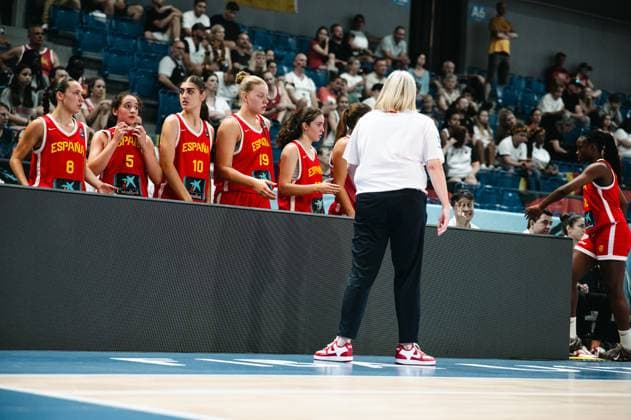 RECORD DATE NOT STATED Mehrere Spielerinnen von Espana verfolgen die Anweisungen ihrer Trainerin während einer Auszeit an der Seitenlinie in der Starez Arena Vodova in Brno. Die Spielerinnen mit den Nummern 8, 5, 10 und 19 stehen konzentriert an der Bandenwerbung. Espana-Spielerinnen ( 8, 5, 10, 19) in Auszeit-Besprechung *** Several Espana players listen to their coach s instructions during a timeout on the sideline at Starez Arena Vodova in Brno. Players numbered 8, 5, 10, and 19 stand focused in front of the Espana sideline advertisement. Espana players 8, 5, 10, and 19 during a timeout discussion Copyright: xJoelxKruehlerx