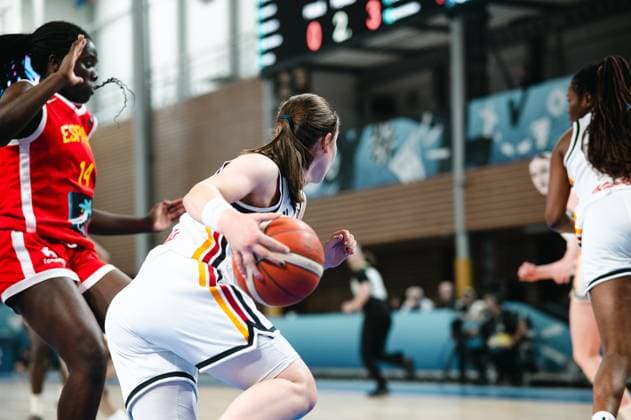 RECORD DATE NOT STATED Eine Spielerin von Deutschland kämpft sich mit dem Ball durch die Abwehr von Espana in der Starez Arena Vodova in Brno. Elizabeth Abubakar ( 14; Espana) setzt Druck von links, während die deutsche Spielerin den Ball sichert. Deutschland – Spielerin im Zweikampf gegen Espana *** A German player fights her way through Spain s defense with the ball at the Starez Arena Vodova in Brno. Elizabeth Abubakar (14) of Spain applies pressure from the left while the German player secures the ball. Germany – Player in a one-on-one battle against Spain Copyright: xJoelxKruehlerx