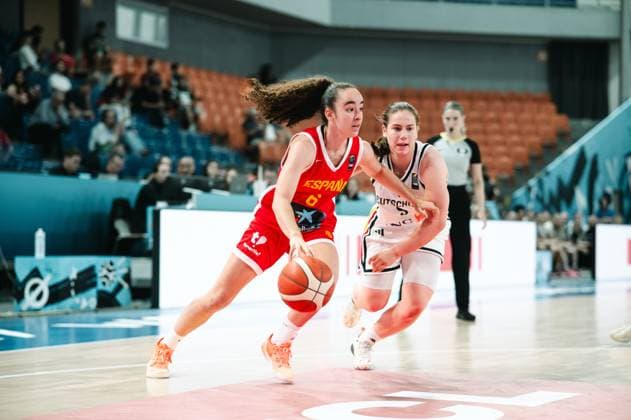 RECORD DATE NOT STATED Carla Cherry ( 6; Espana) treibt den Ball mit vollem Körpereinsatz am Korb vorbei, während eine Spielerin von Deutschland sie eng verteidigt. Im Hintergrund verfolgt eine Schiedsrichterin die Szene in der Starez Arena Vodova in Brno. Carla Cherry ( 6; Espana) im Dribbling gegen Deutschland *** Carla Cherry 6 of Spain drives past the basket with a full-body move while a German player defends her closely. In the background, a referee watches the action at the Starez Arena Vodova in Brno. Carla Cherry 6 of Spain dribbles against Germany. Copyright: xJoelxKruehlerx