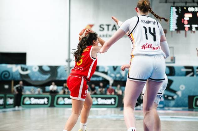 RECORD DATE NOT STATED Frederike Askamp ( 14; Deutschland) streckt den Arm aus und blockiert den Wurfversuch einer Spielerin von Espana in der Starez Arena Vodova in Brno. Die Angreiferin hält den Ball über dem Kopf und sucht eine Lücke gegen die Abwehr. Frederike Askamp ( 14; Deutschland) blockt Wurfversuch von Espana *** Frederike Askamp 14 (Germany) reaches out her arm and blocks a shot attempt by a player from Spain at the Starez Arena Vodova in Brno. The attacker holds the ball above her head and looks for an opening against the defense. Frederike Askamp 14 (Germany) blocks a shot attempt by Spain. Copyright: xJoelxKruehlerx