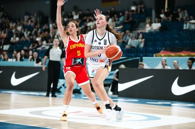 RECORD DATE NOT STATED Eine Spielerin von Deutschland treibt mit dem Ball in Richtung Korb, während Isabel Hernandez ( 5; Espana) mit erhobener Hand verteidigt. Die Szene findet in der Starez Arena Vodova in Brno vor gut besetzten Rängen statt. Isabel Hernandez ( 5; Espana) verteidigt gegen Deutschland beim Deutschland *** A German player drives toward the basket with the ball, while Isabel Hernandez 5 of Spain defends with her hand raised. The scene takes place at the Starez Arena Vodova in Brno in front of a well-attended crowd. Isabel Hernandez 5 of Spain defends against Germany during the Germany game. Copyright: xJoelxKruehlerx